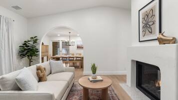 Smart TV, chimenea, videojuegos y tenis de mesa