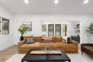 Smart TV, chimenea, videojuegos, futbolito