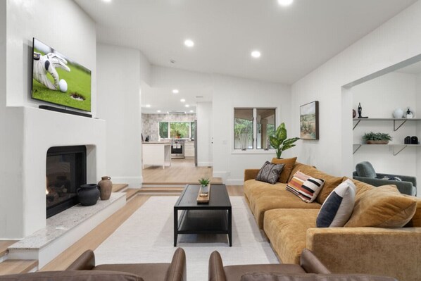 Smart TV, chimenea, videojuegos, futbolito