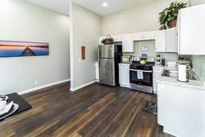 Jääkaappi, mikroaaltouuni, uuni, liesi