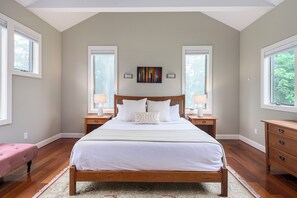 4 bedrooms, desk, iron/ironing board, travel crib