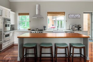 Een koelkast, een magnetron, een oven, een kookplaat