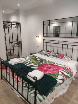 1 bedroom, desk, WiFi, bed sheets