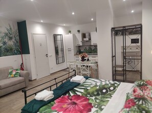 1 bedroom, desk, WiFi, bed sheets