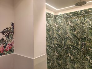 Douche, séchoir à cheveux, bidet, serviettes fournies