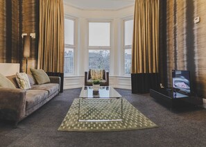 2 bedrooms, premium bedding, soundproofing, iron/ironing board - Kensington House by Warren Collection (Newcastle-upon-Tyne)