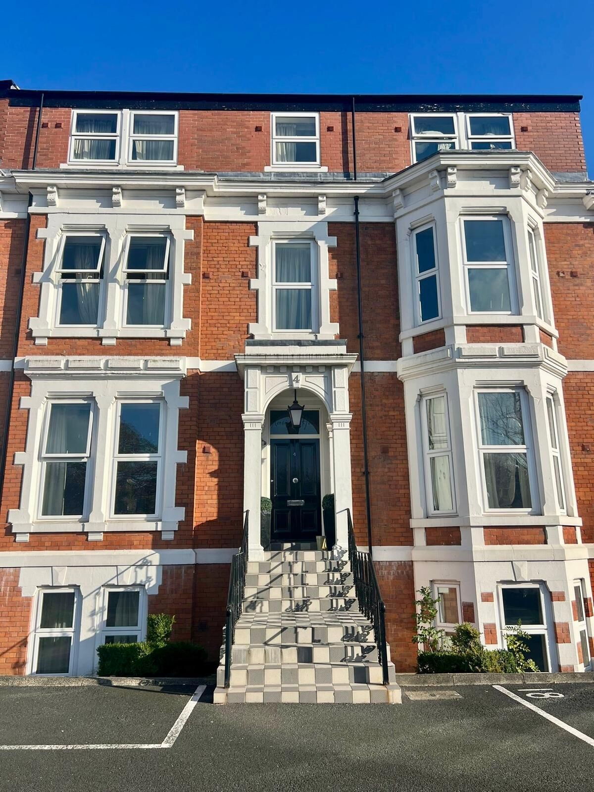 Vista frontal de la propiedad