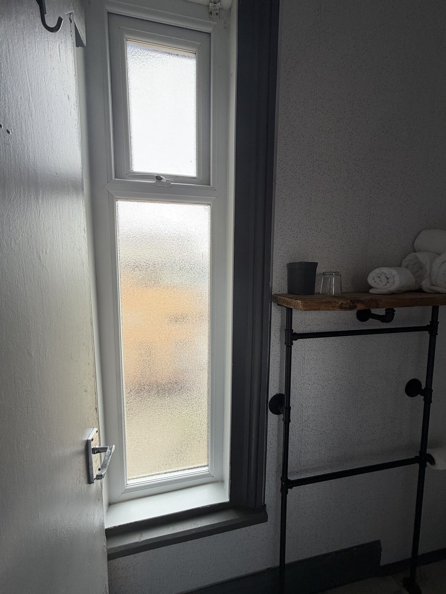 Double Room, Ensuite | Bathroom | Hair dryer, towels, soap, shampoo