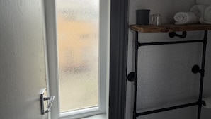 Dobbeltværelse - eget badeværelse (Room 10) | Badeværelse | Hårtørrer, håndklæder, Sæbe, Shampoo