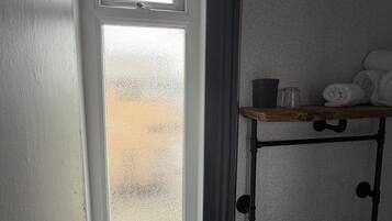 Double Room, Ensuite | Bathroom | Hair dryer, towels, soap, shampoo