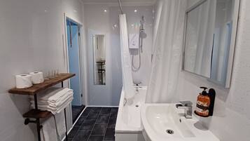 Suite, baño en la habitación (Room 14) | Baño | Secadora de cabello, toallas, jabón, shampoo