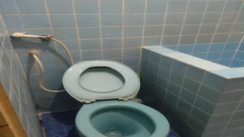 Double Room | Bilik Mandi | Pancuran mandi, tuala disediakan, sabun