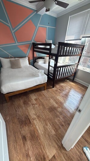 2 habitaciones, escritorio, tabla de planchar con plancha y wifi 