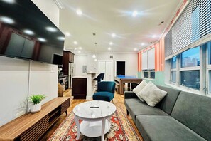 TV, offices - 1 Garage Parking/Skyline Rooftop/PingPong/Balcony (Chicago)