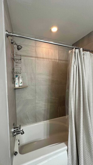 Shower, hair dryer, towels - 1 Garage Parking/Skyline Rooftop/PingPong/Balcony (Chicago)