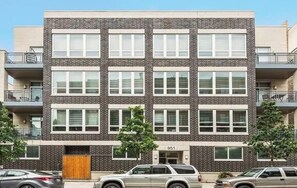 Exterior - 1 Garage Parking/Skyline Rooftop/PingPong/Balcony (Chicago)