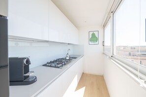 Fridge, oven, coffee/tea maker, electric kettle