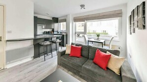 A modern apartment with a kitchen, dining area, and living room. - The Elden - No.3 (London)