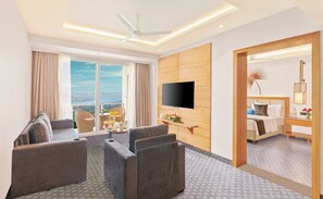 Lillian Suite | Premium bedding, desk, laptop workspace, bed sheets - The Cliff by Zuper - Panchgani (Wai)