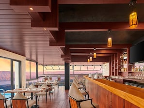 Poolside bar - The Cliff by Zuper - Panchgani (Wai)