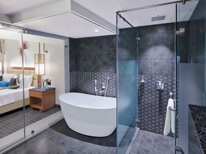 Luxury-Suite | Badezimmer | Kostenlose Toilettenartikel, Haartrockner, Hausschuhe, Handtücher