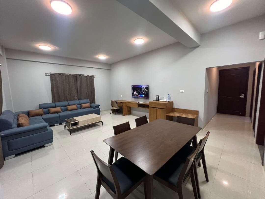 Familien-Suite, Balkon, Blick auf den Golfplatz | Wohnbereich | 52-Zoll-Smart-TV mit Satellitenempfang