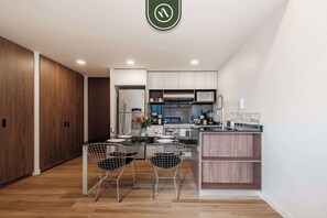 Een koelkast, een magnetron, een oven, een kookplaat