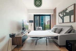 1 habitación, escritorio, tabla de planchar con plancha y wifi