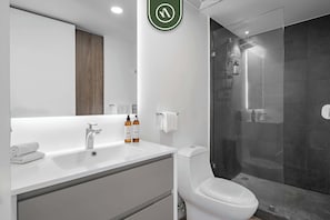 Shower, hair dryer, towels - 1 BR City Oasis - Polanco - Gym - Game Room - King (Ciudad de México)