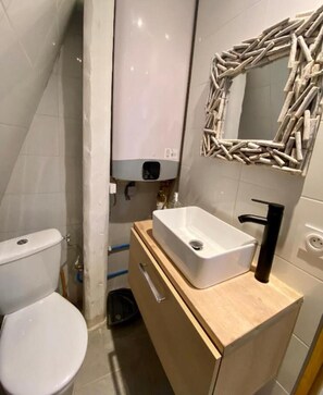 Bruser, hårtørrer, håndklæder, Toiletpapir