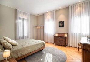 2 habitaciones, tabla de planchar con plancha, wifi y ropa de cama