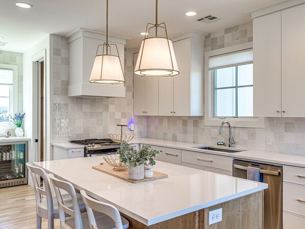 冷蔵庫、電子レンジ、オーブン、コンロ