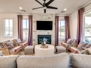 テレビ、暖炉、書庫