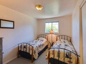 4 bedrooms, iron/ironing board, WiFi, bed sheets