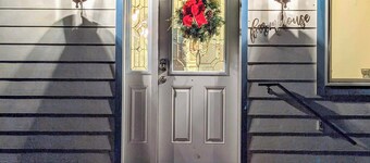 The Farmhouse Cozy 4 Bedroom Escape with Hot Tub