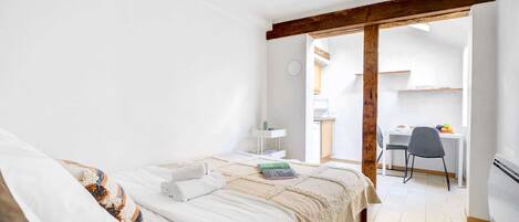 1 多间卧室、办公桌、熨斗/熨衣板、旅行婴儿床