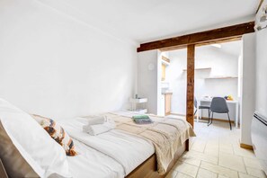 1 bedroom, desk, iron/ironing board, travel crib - Charming Studio in the Heart of Ile Saint-Louis (Paris)