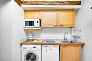 Fridge, microwave, stovetop, coffee/tea maker - Charming Studio in the Heart of Ile Saint-Louis (Paris)