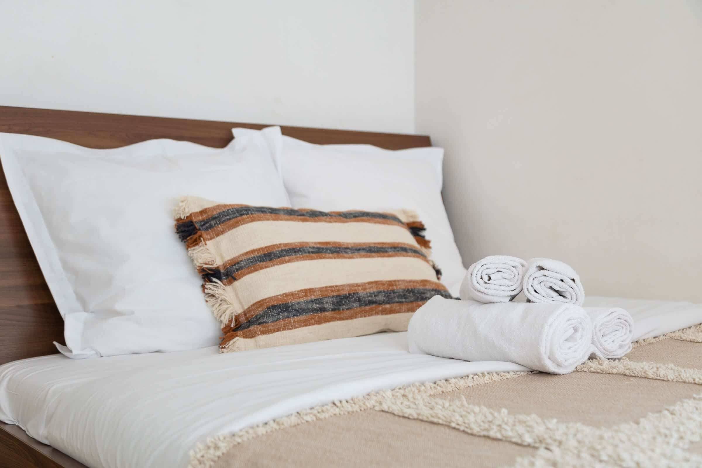 1 dormitorio, escritorio, tabla de planchar con plancha y cuna de viaje