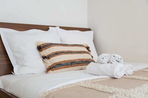 1 slaapkamer, een bureau, een strijkplank/strijkijzer, reisbedje