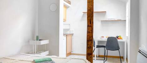 1 chambre, bureau, fer et planche à repasser, lit parapluie