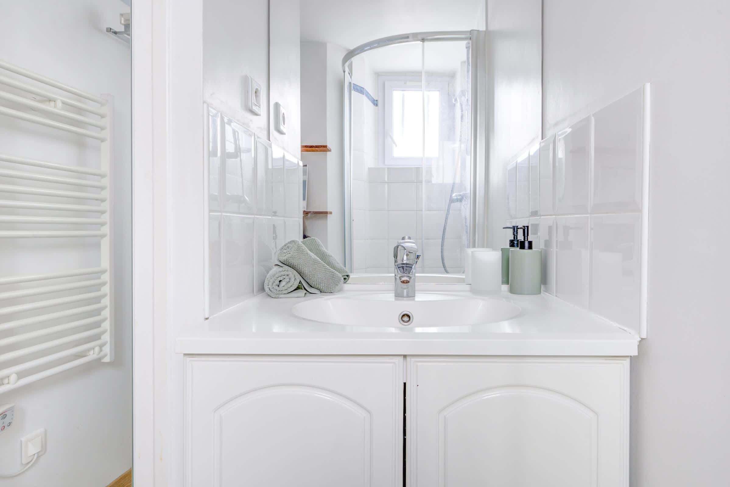 Een douche, een haardroger, handdoeken