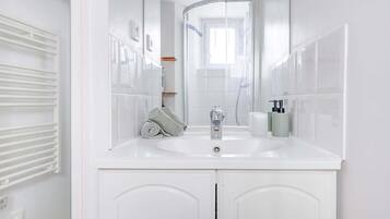 Shower, hair dryer, towels