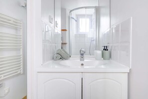 Shower, hair dryer, towels - Charming Studio in the Heart of Ile Saint-Louis (Paris)