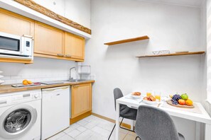 Fridge, microwave, stovetop, coffee/tea maker - Charming Studio in the Heart of Ile Saint-Louis (Paris)