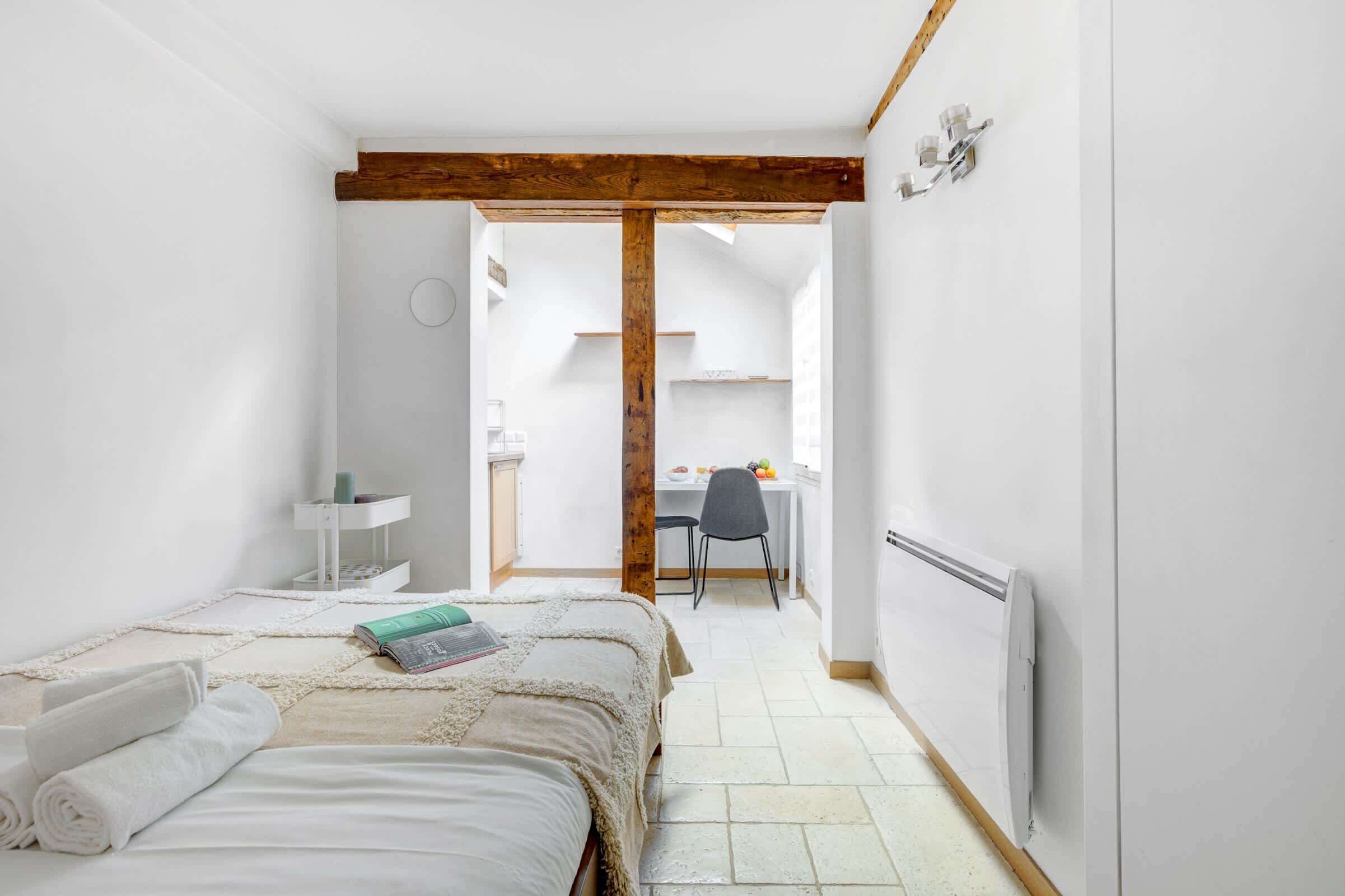 1 dormitori, escriptori i planxa i posts de planxar 