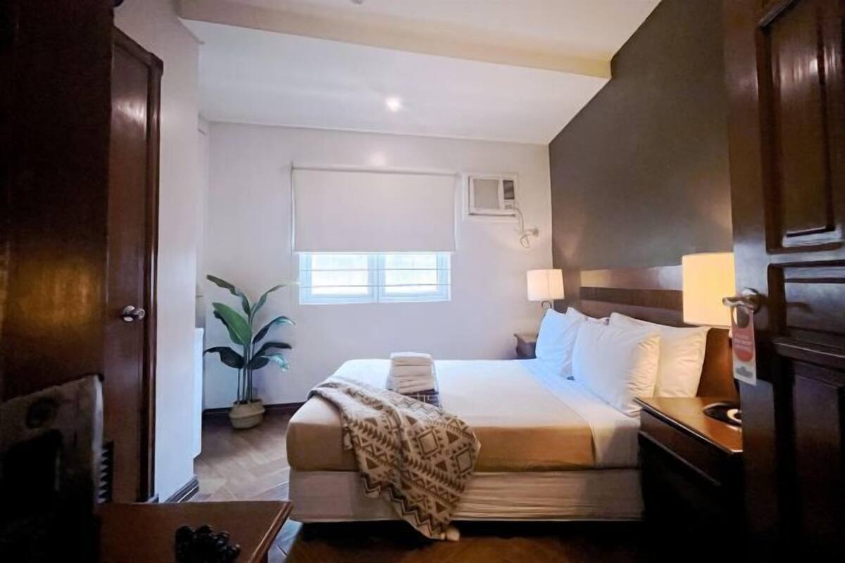 Premium bedding, WiFi (free), bed sheets