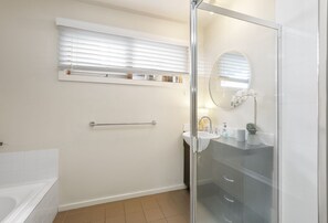 Shower - Otway Vista Five (Apollo Bay)