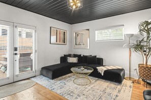 Smart-TV, Kamin, Bücher, Arbeitsbereiche