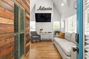 Smart TV, fireplace, books, offices